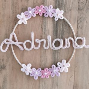 Une couronne en fleur de tricotin personnalisée "Adriana"