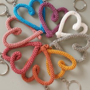 Découvrez notre adorable Porte-clé Cœur en tricotin - une touche de tendresse artisanale à emporter partout. Personnalisez avec des couleurs vibrantes. Ajoutez une note de douceur et de durabilité à votre quotidien. Parfait comme cadeau aussi !