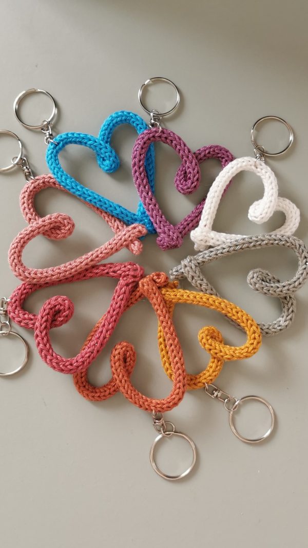 Découvrez notre adorable Porte-clé Cœur en tricotin - une touche de tendresse artisanale à emporter partout. Personnalisez avec des couleurs vibrantes. Ajoutez une note de douceur et de durabilité à votre quotidien. Parfait comme cadeau aussi !