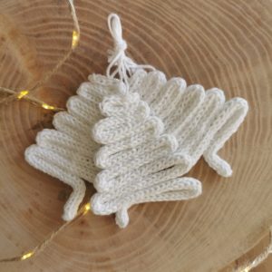 Décoration à suspendre, le petit Sapin en Tricotin : Charme festif, qualité artisanale, et touche cosy pour votre Noël.