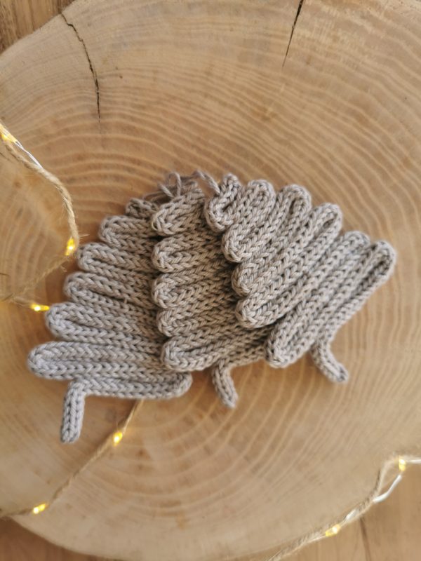 Décoration à suspendre, le petit Sapin en Tricotin : Charme festif, qualité artisanale, et touche cosy pour votre Noël.